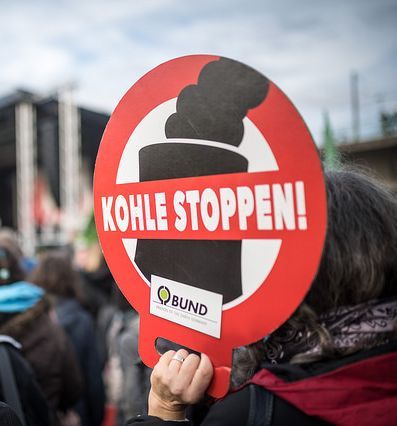 Schild auf einer Demonstration, auf dem steht: Kohle stoppen!